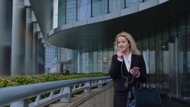 Mujer hablando por celular en la ciudad, Steadicam disparó — Vídeo de stock