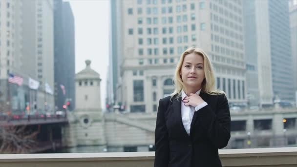 Повільний рух: молода бізнес-леді йде на роботу вранці — стокове відео