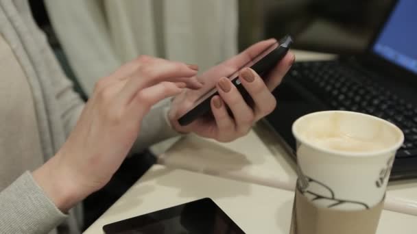 Mädchen, das ein Telefon an ihr Handy hält und nachts mit dem Tablet arbeitet — Stockvideo
