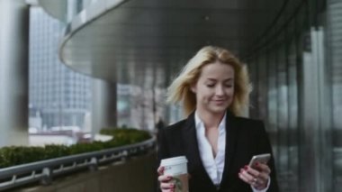 İş merkezleri iş kadını telefon ve el çantası ile gelir