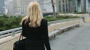 İş kadını İş Merkezi Chicago yakınlarındaki