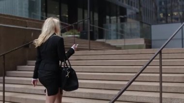 Siyah takım elbise üzerinde konuşurken kız telefon ve Chicago siyah çanta, iş kadını cam geçiş.
