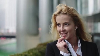 İş merkezleri iş kadını telefon ve el çantası ile gelir