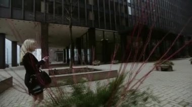 İş kadını cam geçiş çalışmaya gider