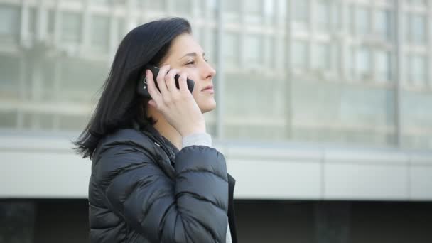 Girl Talk op de telefoon bij supermarkt — Stockvideo