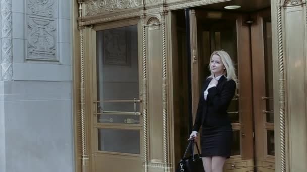 Attrayant Blonde Femme d'affaires en utilisant Smartphone Commuter en ville — Video