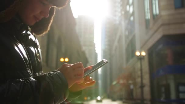 Homme avec tablette traversant la route à Chicago — Video