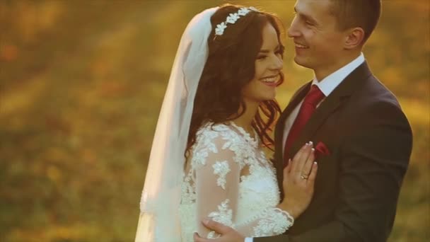 Hermosa pareja de boda en el bosque sonriendo — Vídeos de Stock