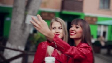 Kahve ve telefon tutarak kızlar