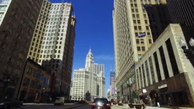 Şehir görünümünü sürüş Chicago gökdelenler yansıtan güneş ışığı, Chicago, Illinois, ABD