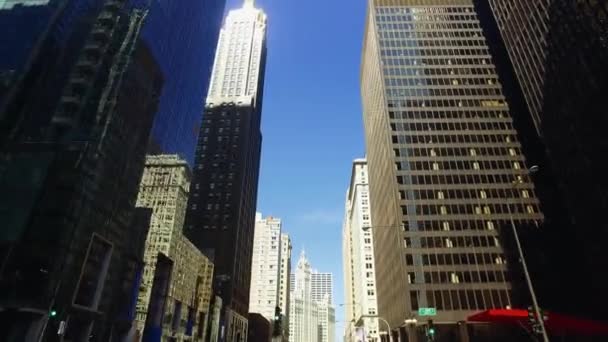 Driving View of Downtown Chicago Skyscrapers Reflecting Sunlight, Chicago, Illinois, EUA — Vídeo de Stock