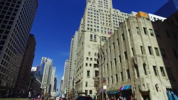 POV zvýšené hnací centrum města Chicago mrakodrapů odrážejí sluneční světlo, Chicago, Illinois, Usa — Stock video