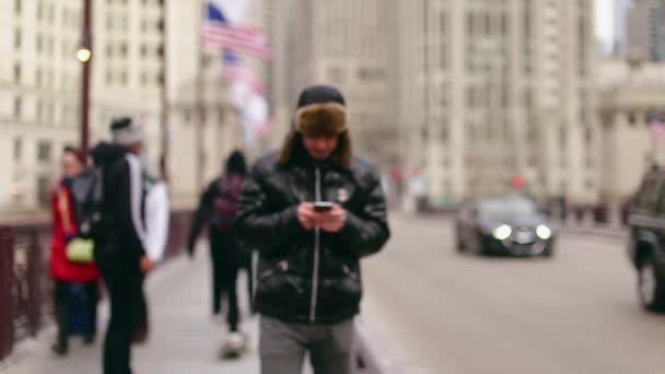 Mann mit Handy überquert Straße in Chicago — Stockvideo