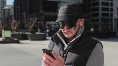 Chicago'da bir bilgisayarla bir adam
