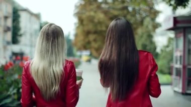 Kız holding kahve ve telefon