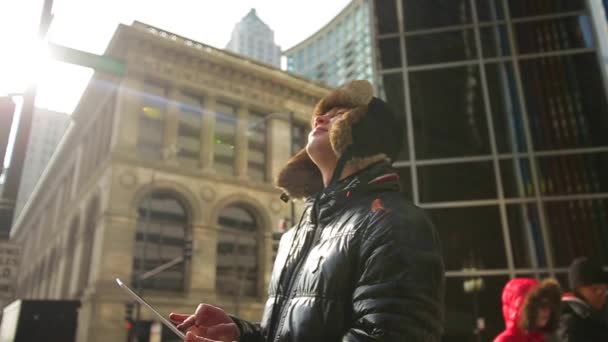 Homme avec tablette traversant la route à Chicago — Video