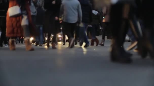 Ludzie przez jezdnię w Chicago — Wideo stockowe