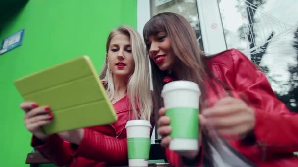Mädchen mit Kaffee und Telefon — Stockvideo