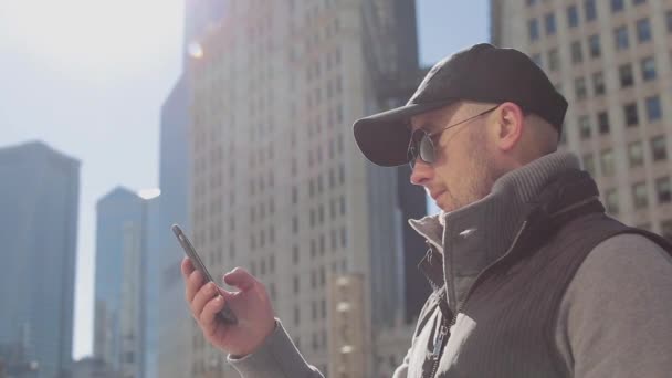 Um cara com um computador em Chicago — Vídeo de Stock