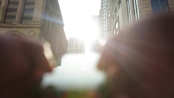 Uomo con tablet che attraversa la strada a Chicago — Video Stock