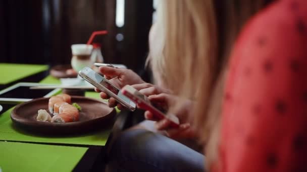 Menina segurando café e telefone — Vídeo de Stock