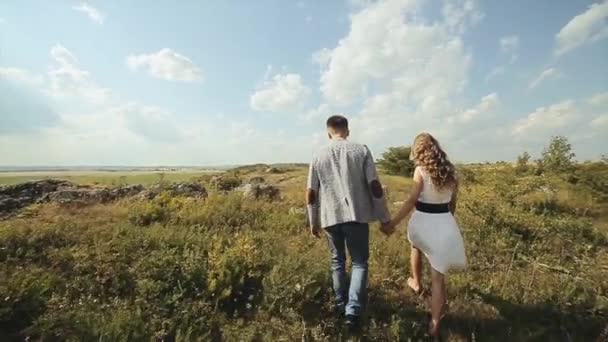 Ett ungt par i kärlek promenad tillsammans genom en vacker skog med deras hund. i slow motion. — Stockvideo