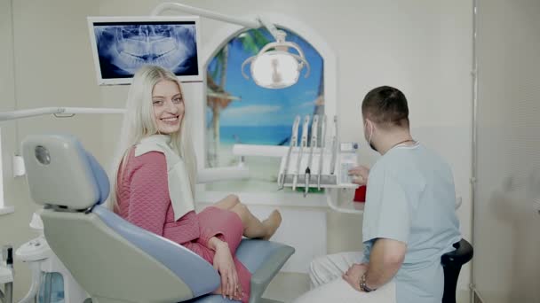 Sonriente chica en odontología — Vídeo de stock