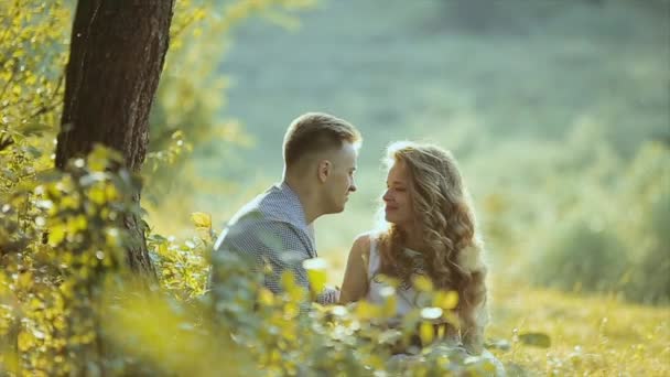 Un jeune couple amoureux se promène ensemble dans une belle forêt avec son chien de compagnie. Au ralenti . — Video