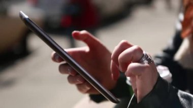 Bir Tablet üzerinde çalışan kız bir gün