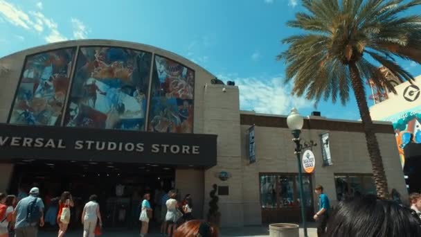 Universal Studios Globe at Universal Studios Orlando, um parque temático popular em Orlando, Flórida — Vídeo de Stock