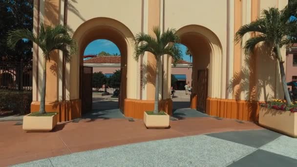 Universal Studios Globe in Universal Studios Orlando, een populaire attractiepark in Orlando (Florida) — Stockvideo