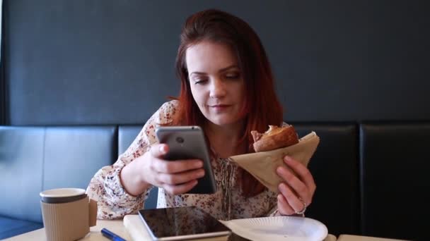 女孩吃正餐面包卷在 — 图库视频影像