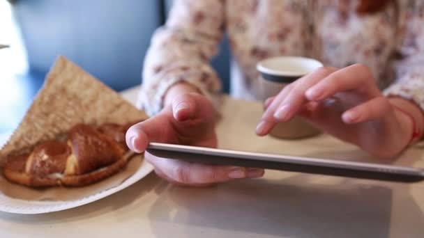 Zakelijke dame aan de telefoon wijzerplaten — Stockvideo