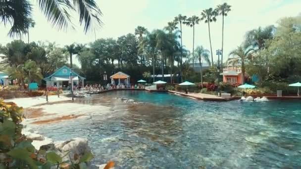 Universal Studios Globe adlı Universal Studios Orlando, Orlando, Florida'da popüler bir tema parkı — Stok video