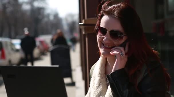 Mädchen arbeitet am Computer im Hof, sonyachnyts Tagesmädchen mit Brille — Stockvideo