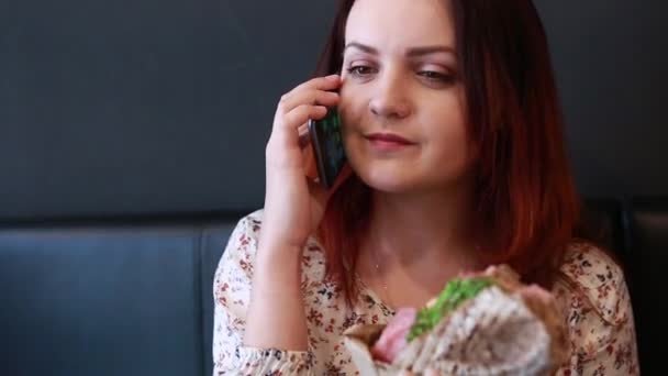 Un homme prospère parle au téléphone dans un café — Video