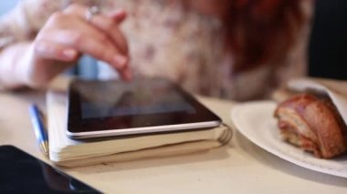 Kızı sayfa Tablet üzerinde döner.