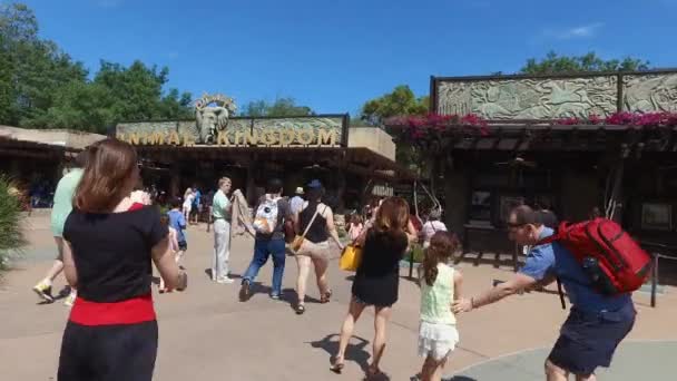Universal Studios Globe at Universal Studios Orlando, un parc à thème populaire à Orlando, en Floride — Video