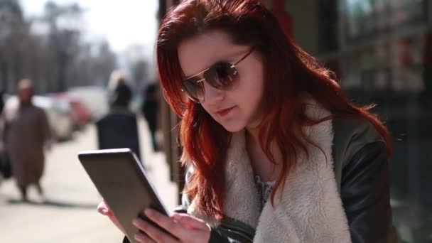 Mädchen arbeitet am Computer im Hof, sonyachnyts Tagesmädchen mit Brille — Stockvideo