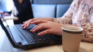 Bilgisayarda çalışan başarılı erkeğin