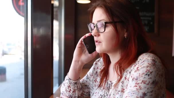 Lány a telefont, az ablak — Stock videók