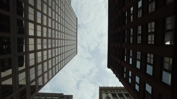 Wunderschöne Plätze in Chicago, hohe Gebäude und Geschäftszentren in der Innenstadt — Stockvideo