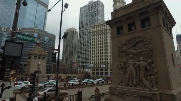 Krásná místa v Chicagu, vysoké budovy a obchodní střediska v centru města — Stock video