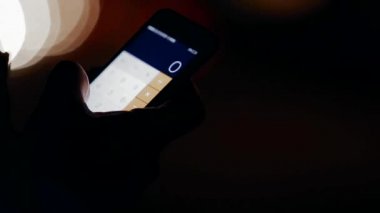 Gece telefon ile şirin çocuk. Adam telefonu hava hd çalışma