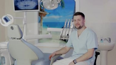 Güzel doktor Office diş hekimliği bir sandalyede oturan