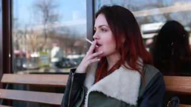 Güzel bir kız sigara bahçedeki