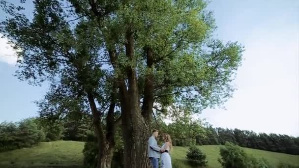 Ein junges verliebtes Paar spaziert mit seinem Vierbeiner gemeinsam durch einen schönen Wald. in Zeitlupe. — Stockvideo