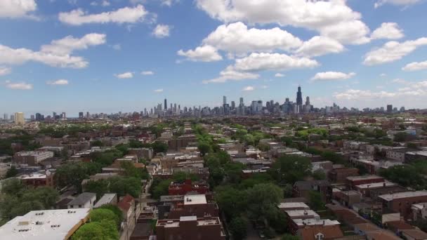 Luftaufnahmen über Chicago und Ansichten der Stadtkirche — Stockvideo