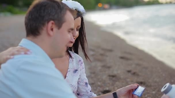 Vackra vita par är fotograferad vid havet och den gamla kameran — Stockvideo