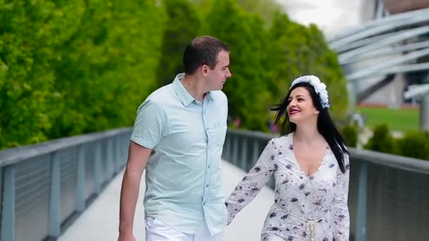 Hermosa pareja enamorada caminando en el puente junto a rascacielos en el centro de Chicago en un día soleado y besos — Vídeos de Stock